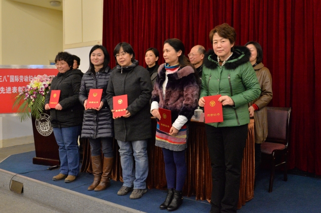 2013年度“bevictor伟德官网阖家齐飞模范家庭”获得者王穗辉 2013年度“bevictor伟德官网阖家齐飞模范家庭”获得者王穗辉